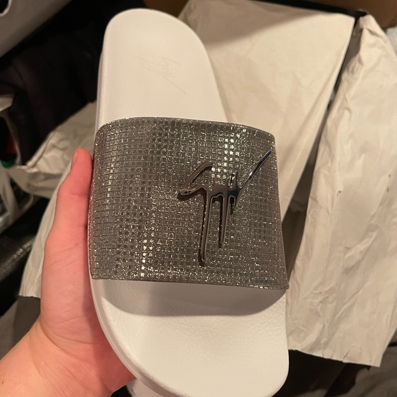 Giuseppe Zanotti Slides - Picture 8 of 8